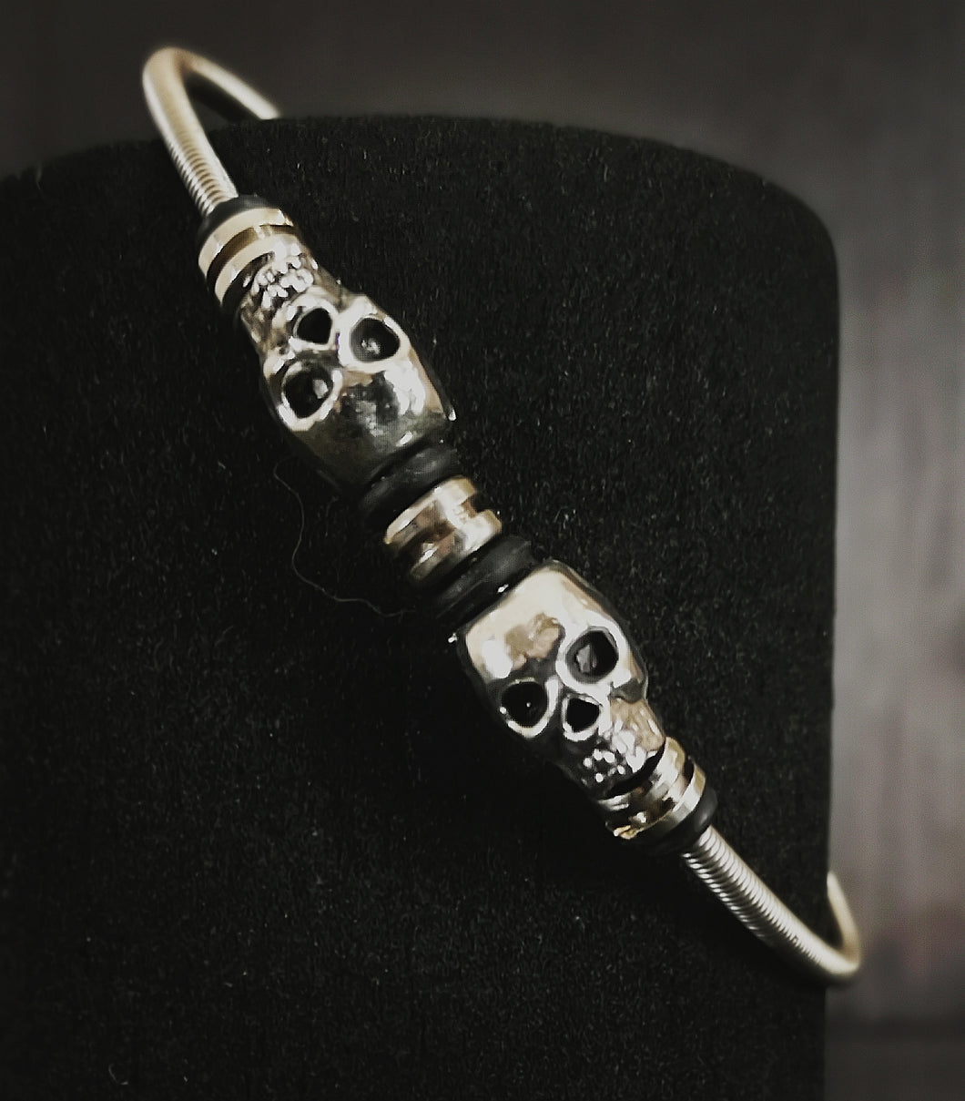 Bass Twin Skull guitar string bracelet